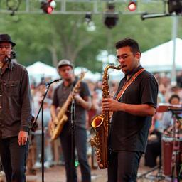 Ensamble de 10 músicos en festival